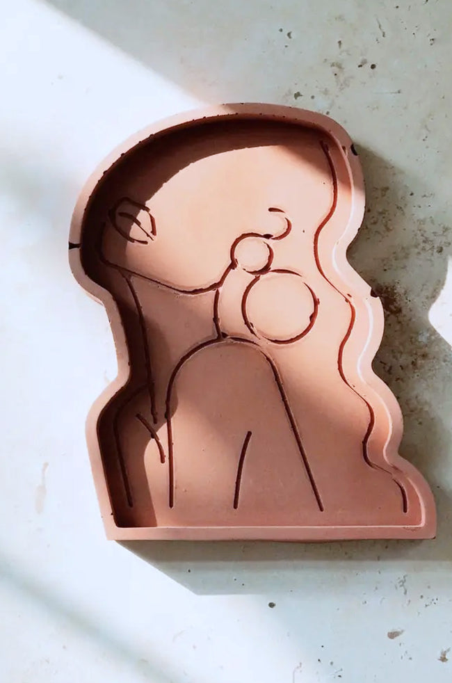 Beauty Candle Tray Terracota: A terracota decorative tray for candles, shaped like a woman's silhouette with minimalist line art details, perfect for holding sculpted or small candles.