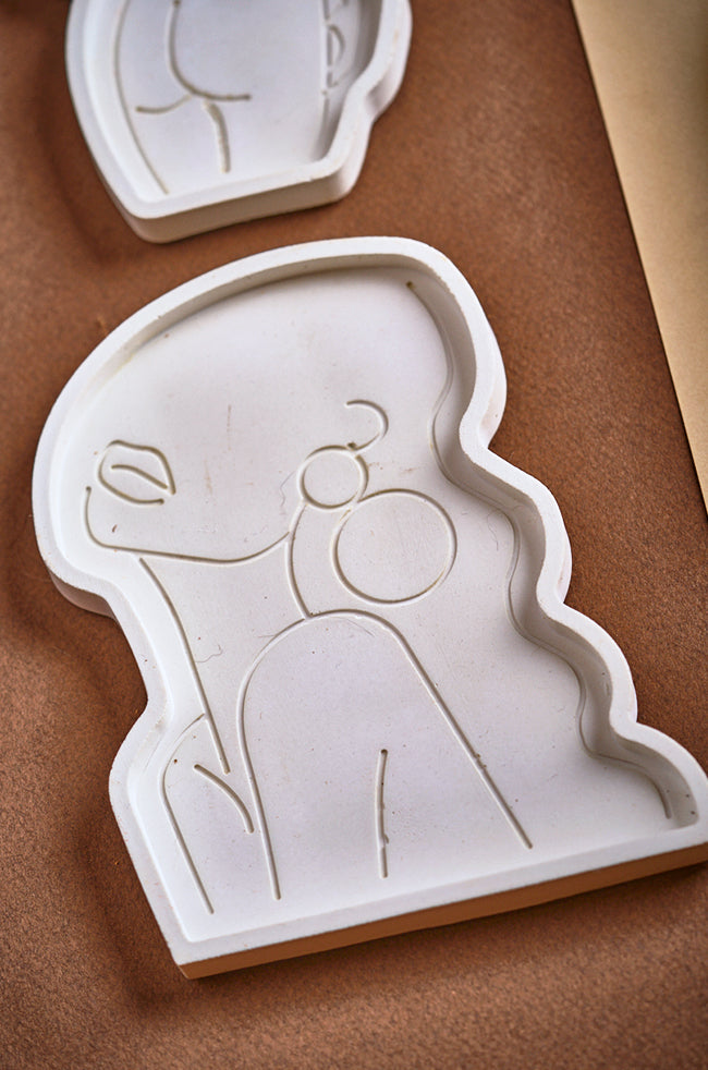 Beauty Candle Tray White: A white decorative tray for candles, shaped like a woman's silhouette with minimalist line art details, perfect for holding sculpted or small candles.