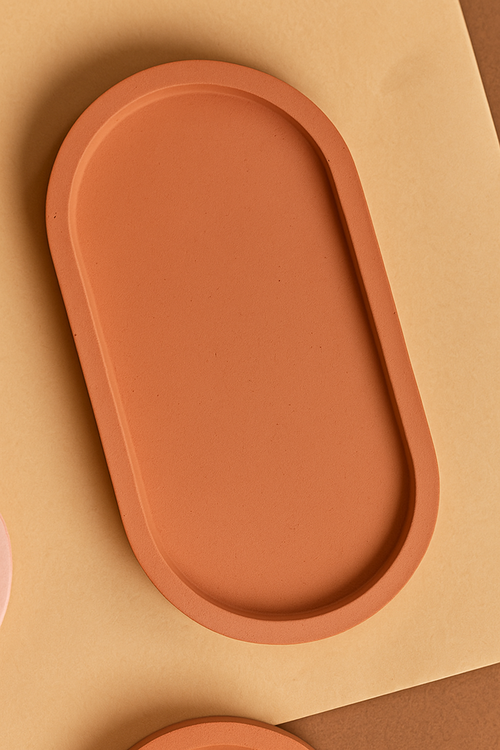 Oval Tray: Terracotta oval tray with a warm earthy tone, adding a refined modern touch to any luxury interior.