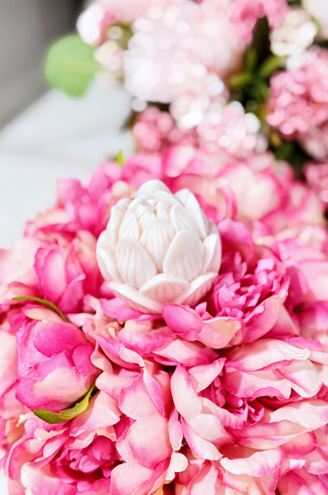 Tuliop Glow Candle: A close-up of a candle shaped like a blooming tulip flower, a luxury, sculptural candle for minimalist and elegant home décor.