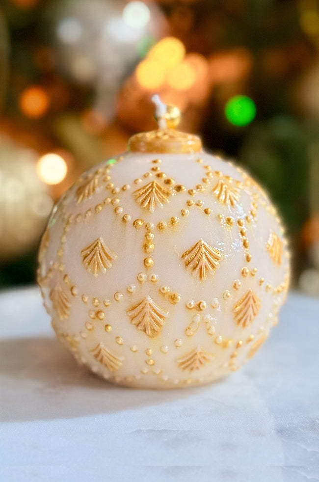 Golden Star Ornament Candle: Sophisticated handmade candle with a holiday ornament silhouette, decorated with symmetrical gold detailing and a shiny finish.