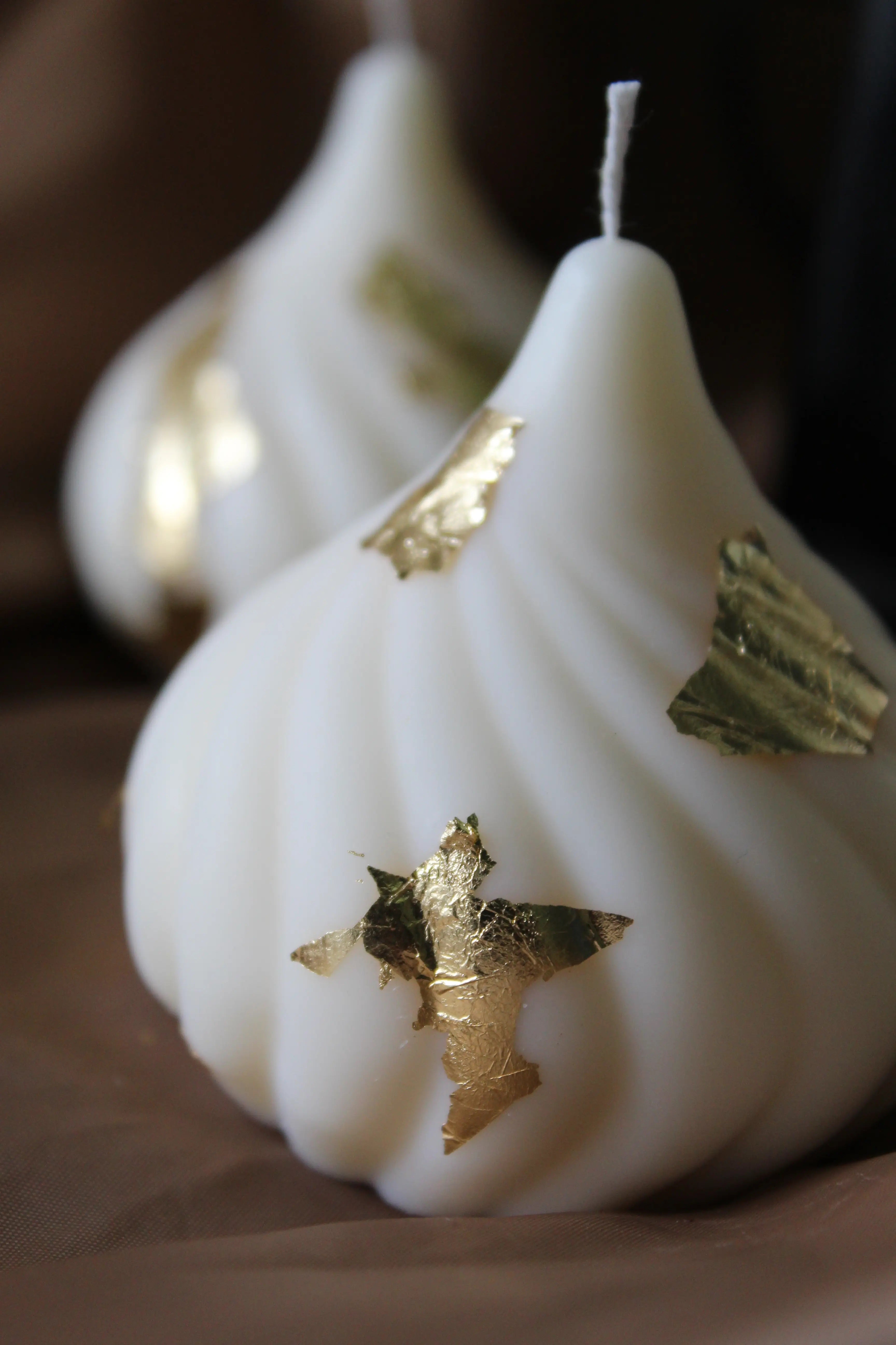 Teardrop Candle: Close-up of Dahil Bar’s Teardrop Candle featuring a sculptural swirl design with subtle gold leaf details, perfect for elegant minimalist decor.